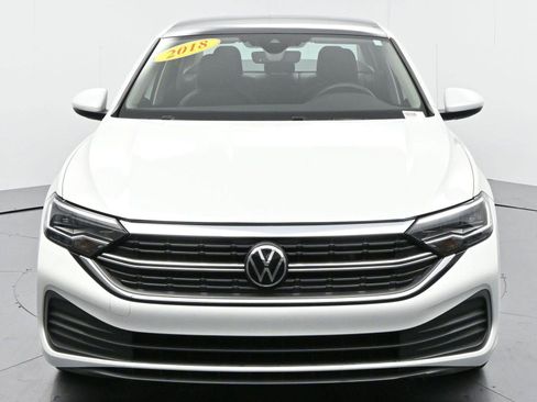 Used 2023 Volkswagen Jetta SE image 2