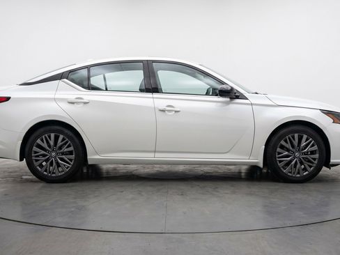 Used 2025 Nissan Altima 2.5 SV FWD image 11