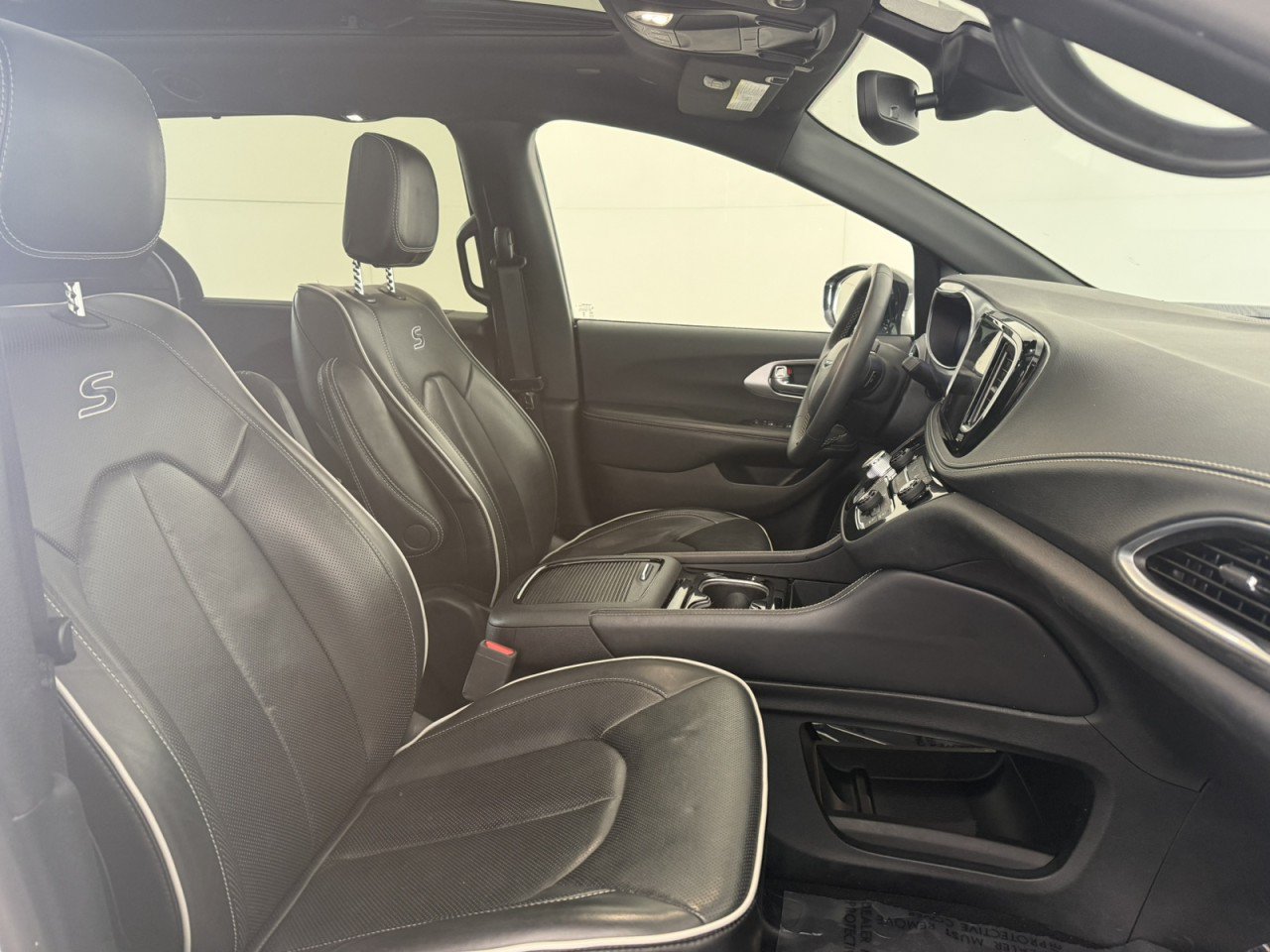 Used 2025 Chrysler Pacifica Limited FWD image 10
