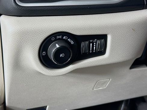 Used 2023 Chrysler Pacifica Touring-L image 10