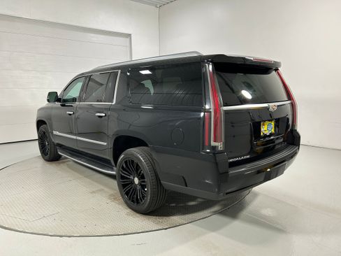 Used 2019 Cadillac Escalade ESV Luxury AWD/4WD image 24