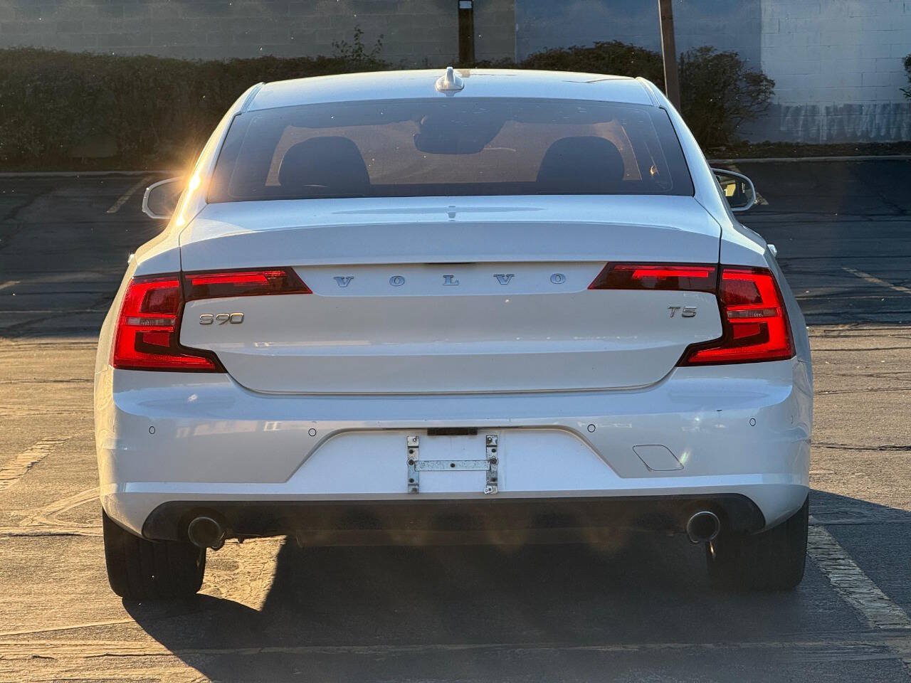 Used 2017 Volvo S90 T5 Momentum w/ Convenience Package FWD image 4
