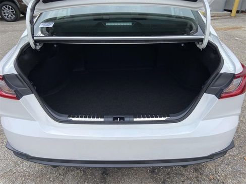 Used 2025 Toyota Camry SE image 9