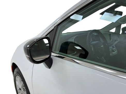 Used 2024 Chrysler Pacifica Touring-L image 10