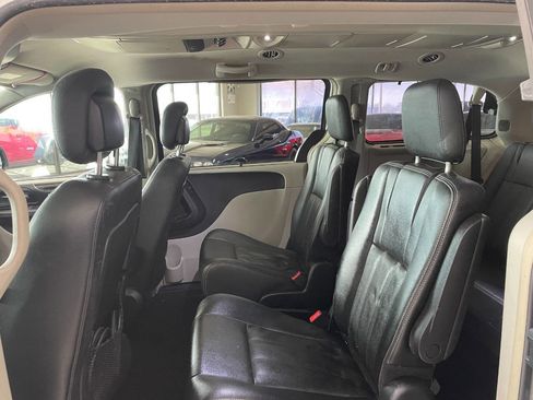 Used 2016 Chrysler Town & Country Touring image 19