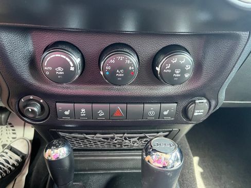 Used 2016 Jeep Wrangler Unlimited Rubicon AWD/4WD image 14