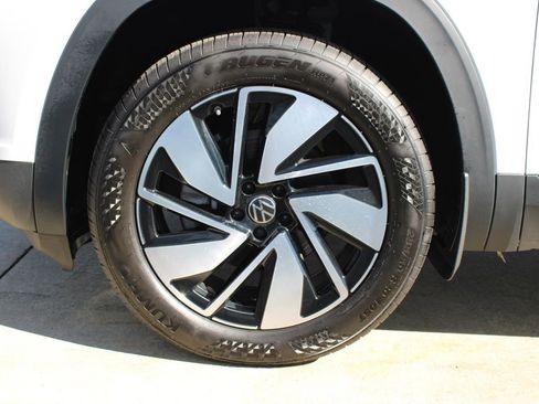 Certified 2024 Volkswagen Atlas SE image 34