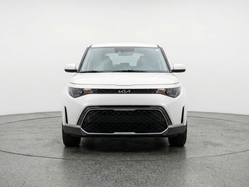 Used 2025 Kia Soul LX image 2