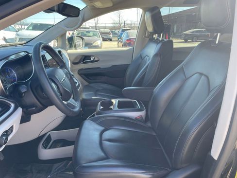 Used 2023 Chrysler Pacifica Touring-L image 29