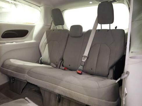 Used 2018 Chrysler Pacifica Touring Plus image 31