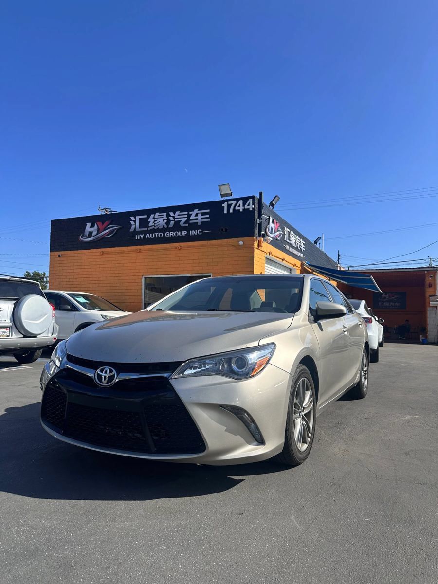 Used 2015 Toyota Camry SE FWD image 1
