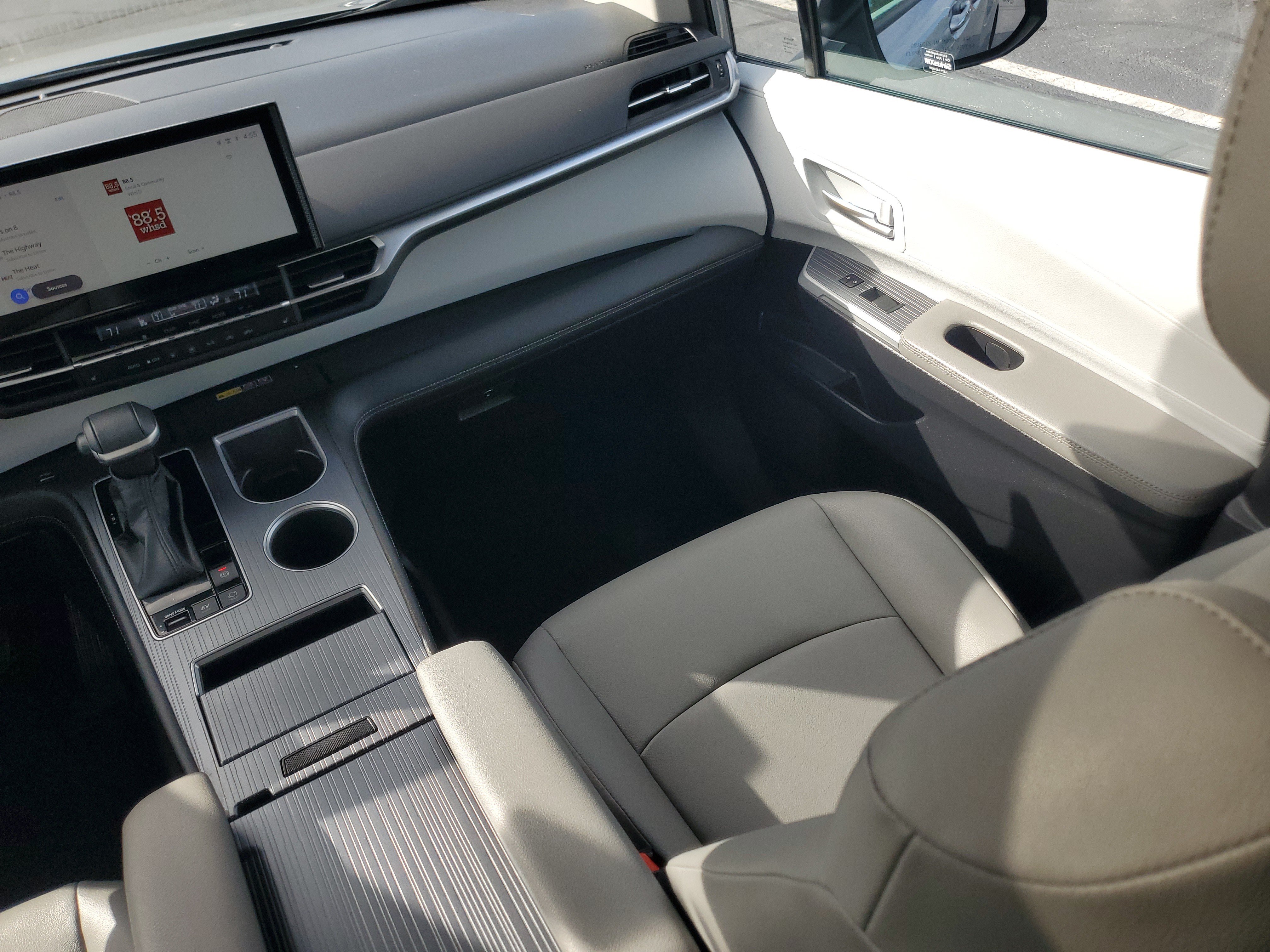 Certified 2025 Toyota Sienna XLE FWD image 17