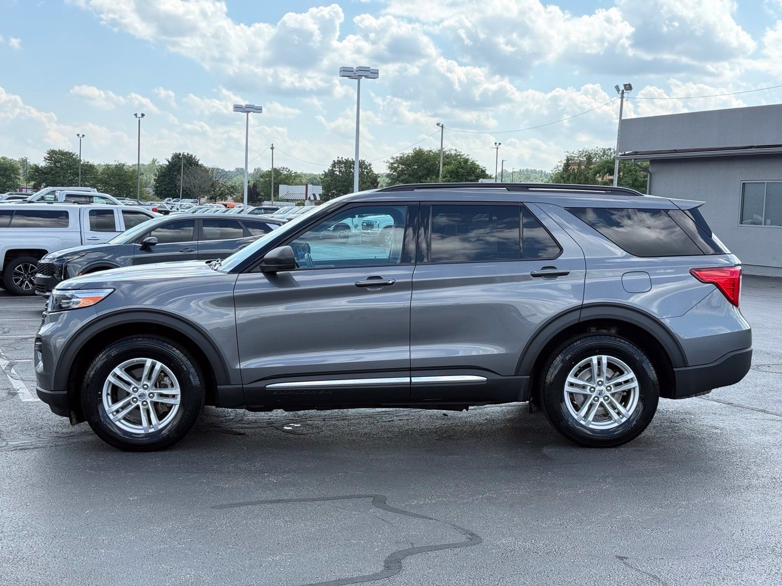 Used 2024 Ford Explorer XLT w/ Class IV Trailer Tow Package AWD/4WD image 7