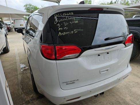 Used 2018 Chrysler Pacifica L image 3