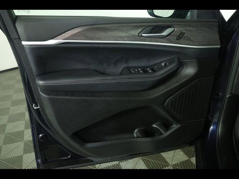 Used 2024 Jeep Grand Cherokee Limited image 21