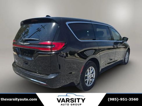 Used 2025 Chrysler Pacifica Select image 7