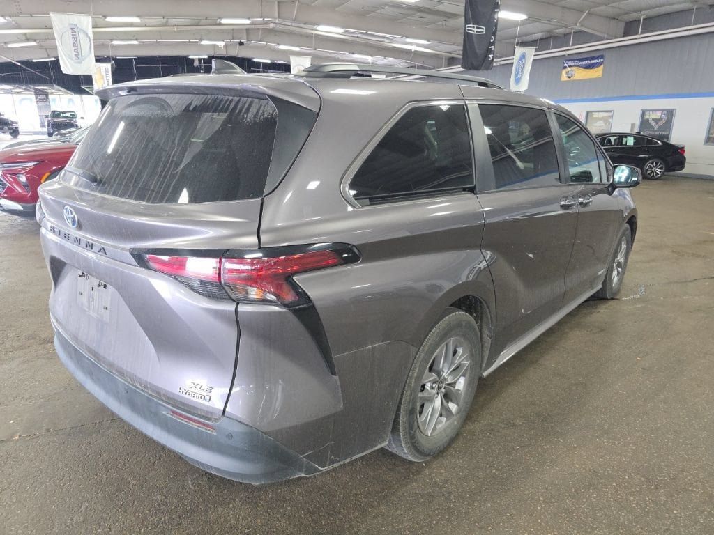 Used 2021 Toyota Sienna XLE w/ XLE Plus Package FWD image 3