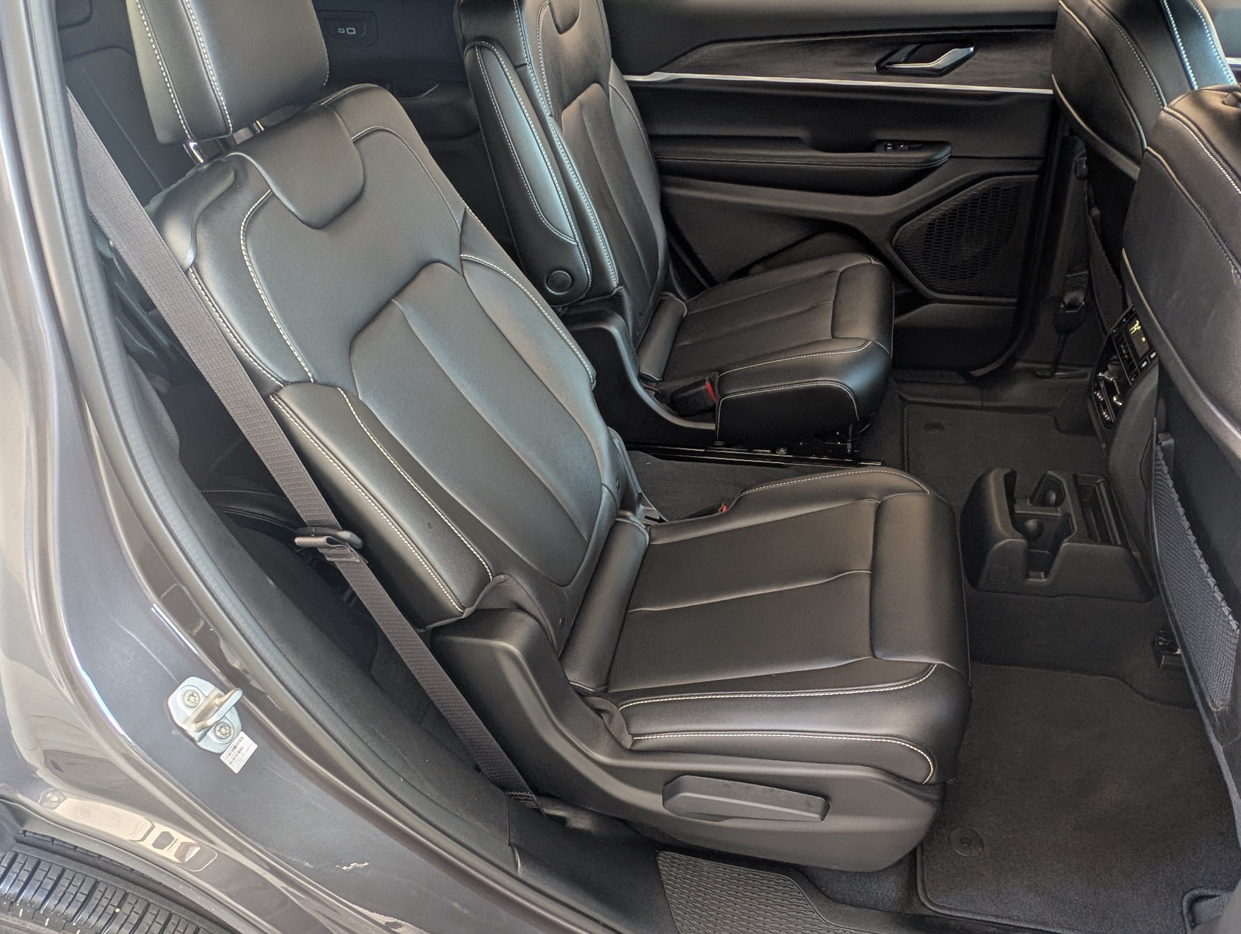 Used 2024 Jeep Grand Cherokee L Limited w/ Black Appearance Package AWD/4WD image 20