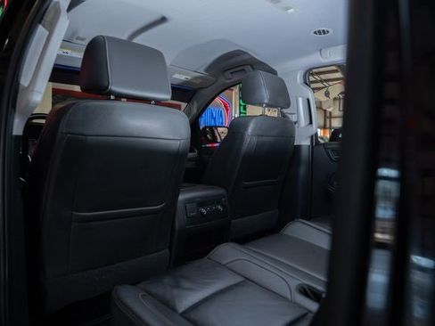 Used 2020 Chevrolet Suburban LT image 12