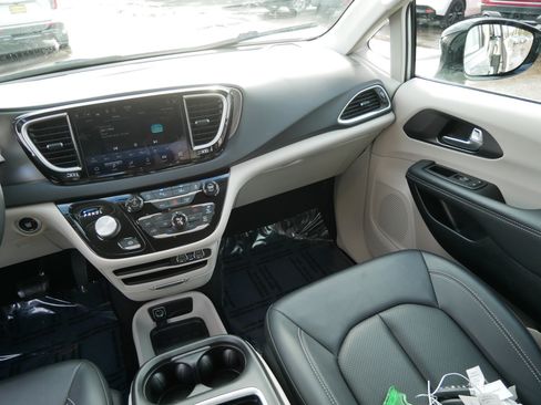 Used 2024 Chrysler Pacifica Touring-L image 11