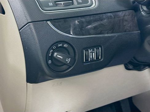 Used 2016 Chrysler Town & Country Touring-L image 11