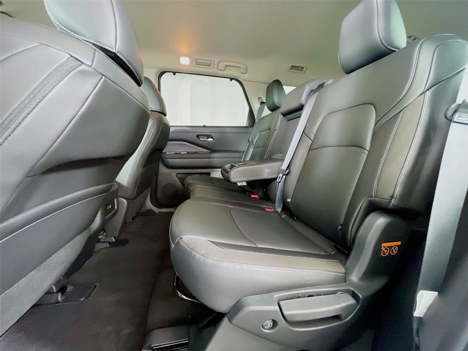 Used 2025 Nissan Pathfinder SL AWD/4WD image 27
