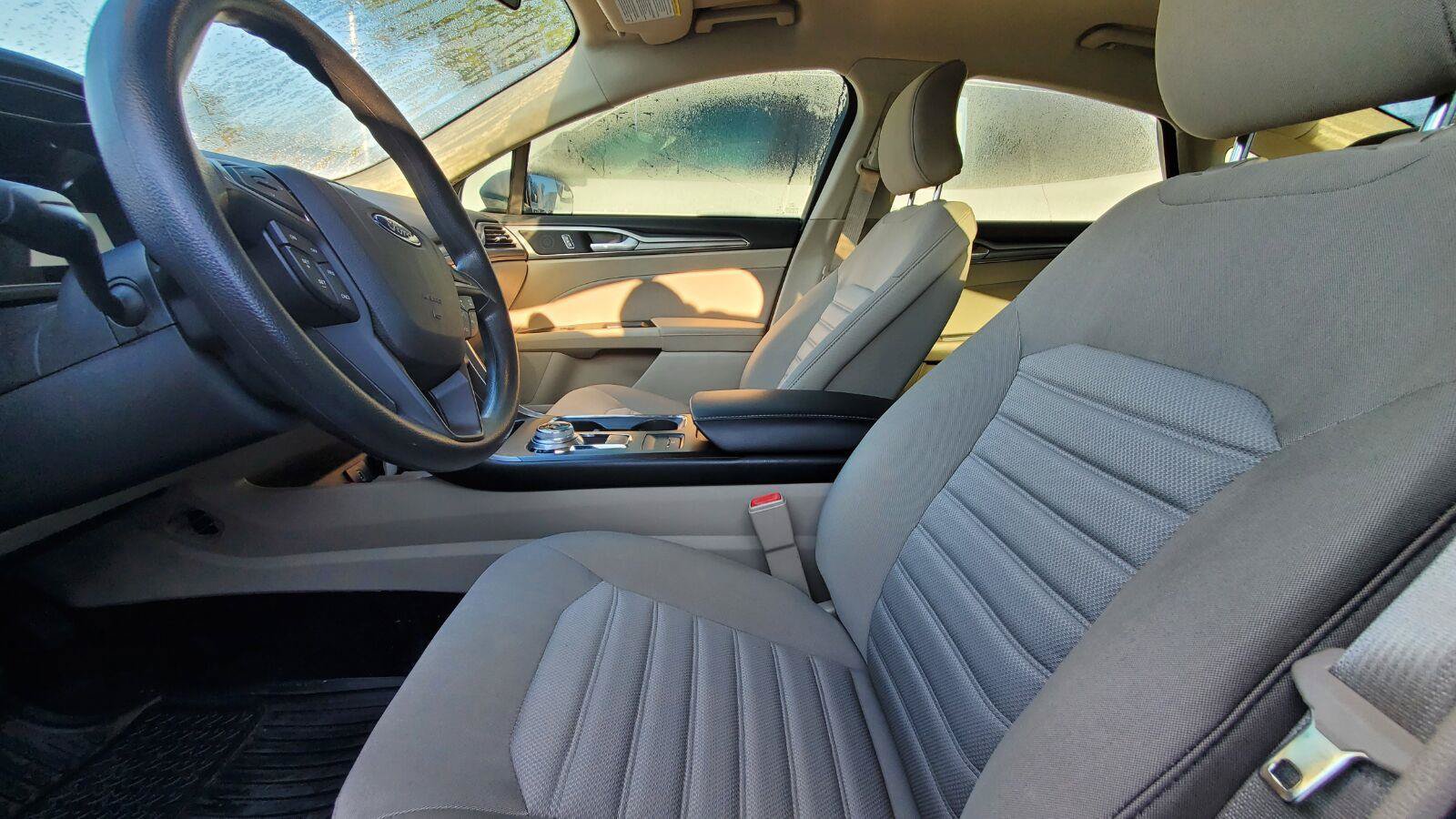 Used 2017 Ford Fusion SE w/ Fusion SE Technology Package FWD image 3