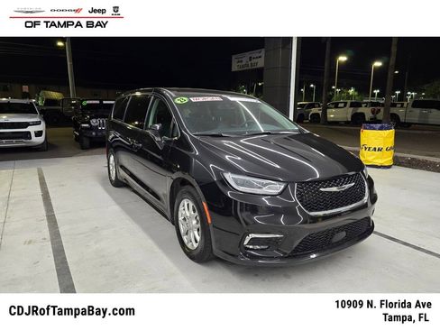 Used 2023 Chrysler Pacifica Touring-L image 1
