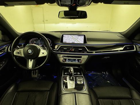 Used 2022 BMW 750i xDrive w/ Autobahn Package image 17