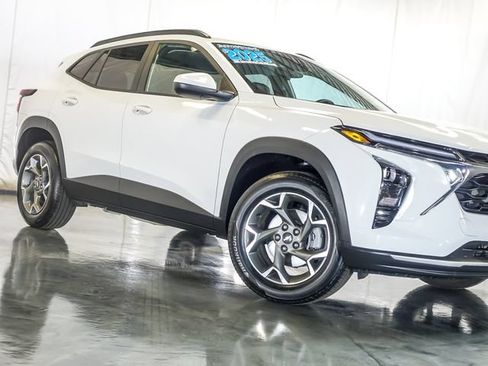 Used 2025 Chevrolet Trax LT w/ LT Convenience Package FWD image 5