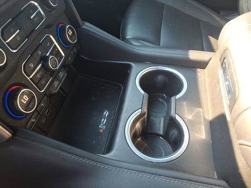 Used 2022 Chevrolet Suburban LT w/ Luxury Package image 16