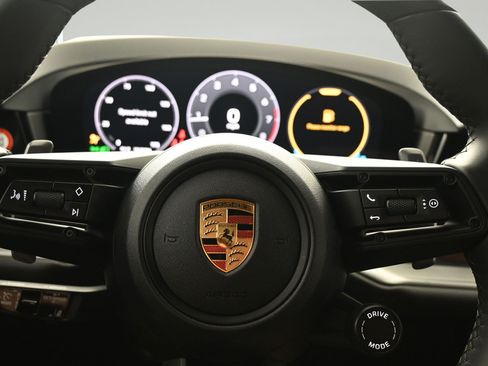 Certified 2025 Porsche Cayenne AWD/4WD image 17
