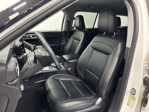 Used 2021 Ford Explorer XLT w/ Equipment Group 202A AWD/4WD image 15