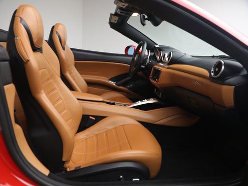 Certified 2016 Ferrari California T image 19