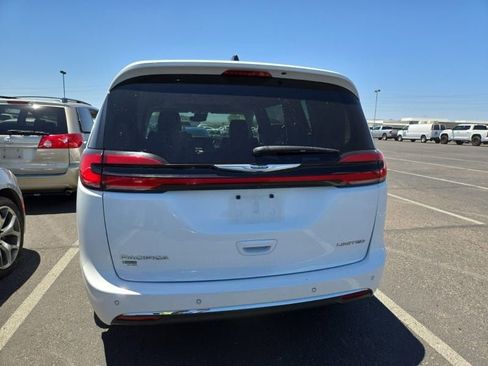Used 2023 Chrysler Pacifica Limited FWD image 4