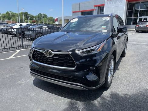 Certified 2025 Toyota Highlander Platinum AWD/4WD image 4