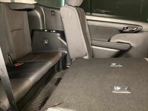 Certified 2023 Toyota Highlander LE image 4