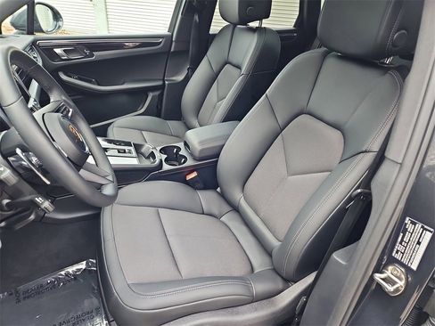 Certified 2025 Porsche Macan image 5