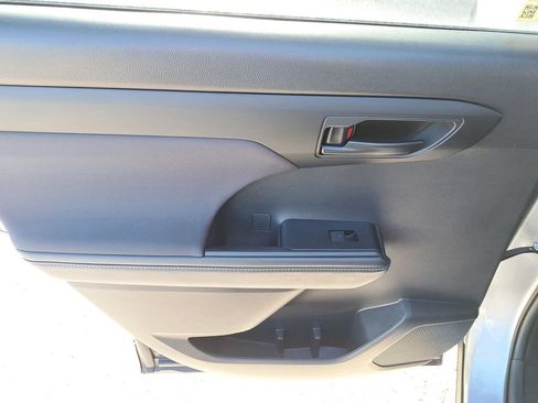 Certified 2023 Toyota Highlander LE image 7