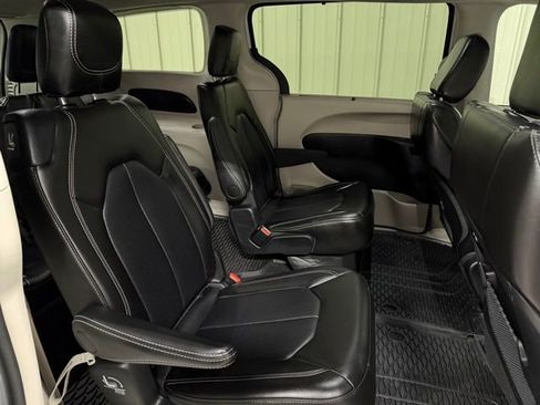 Used 2024 Chrysler Pacifica Touring-L w/ Road Tripper Package image 27