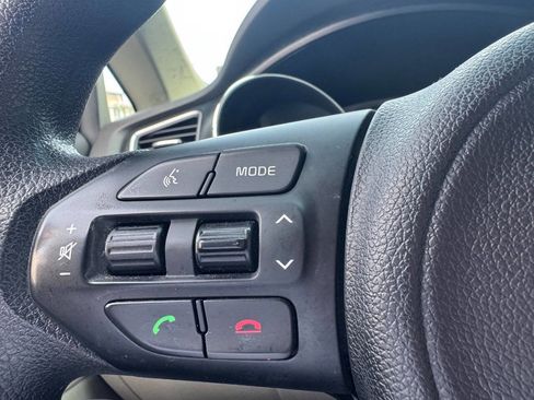 Used 2016 Kia Sedona LX w/ LX Convenience Package image 31