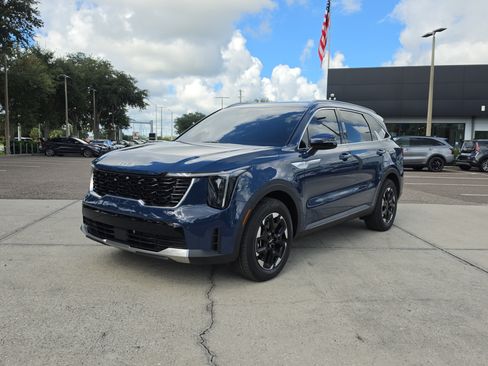 Certified 2025 Kia Sorento S FWD image 4