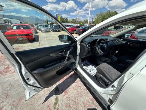 Used 2016 Nissan Rogue S w/ Appearance Package AWD/4WD image 9