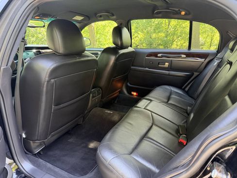 Used 2006 Lincoln Town Car Signature L RWD image 12