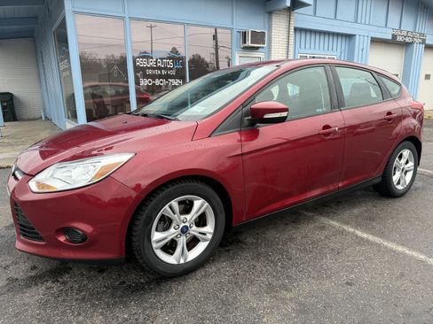 Used 2013 Ford Focus SE w/ SE Winter Pkg image 1