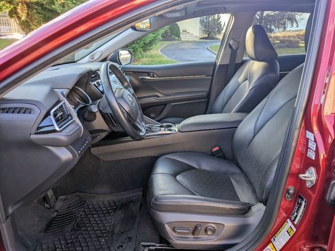 Used 2018 Toyota Camry XSE image 14