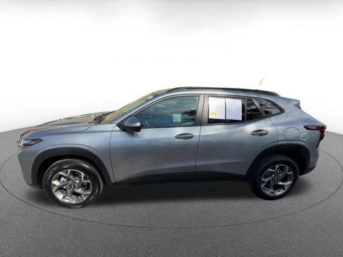 Used 2025 Chevrolet Trax LT w/ LT Convenience Package FWD image 9