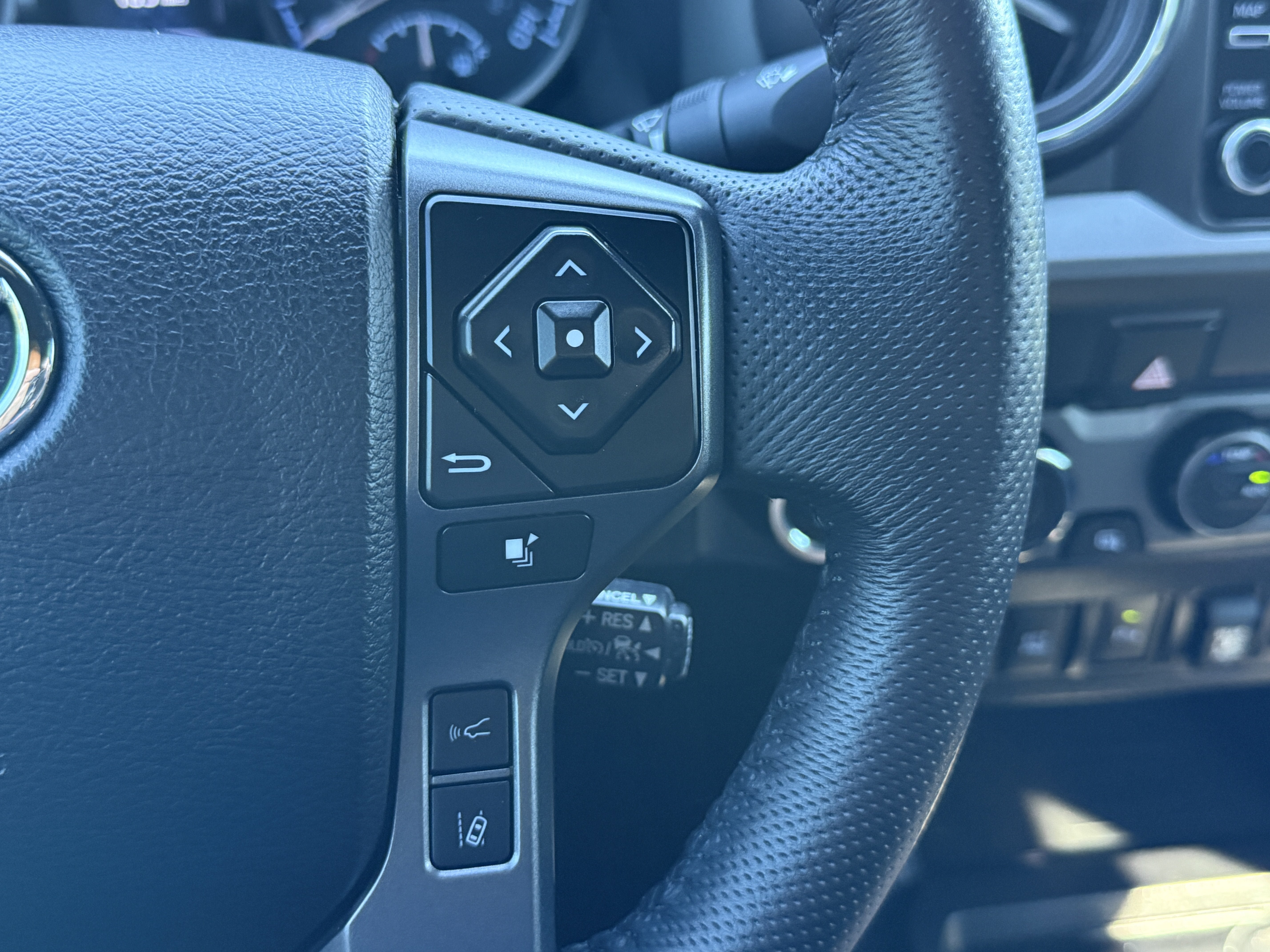 Used 2022 Toyota Tacoma TRD Sport w/ Technology Package AWD/4WD image 25