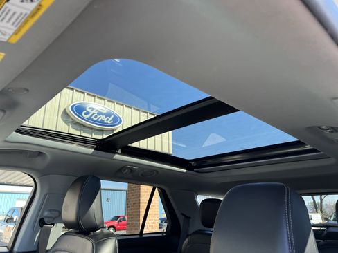 Used 2023 Ford Explorer XLT w/ Equipment Group 202A image 14