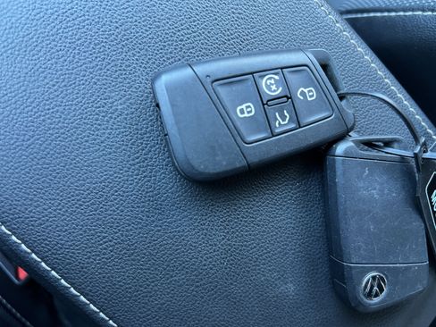 Certified 2022 Volkswagen Taos SE w/ IQ.Drive SE Package image 32